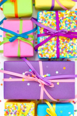 Renkli hediye kutuları renkli şeritler. Beyaz arka plan. Noel veya doğum günü için hediyeler.