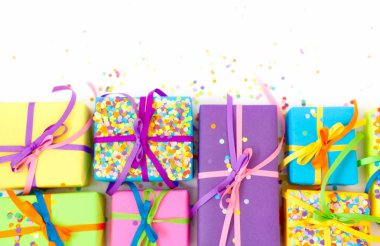 Renkli hediye kutuları renkli şeritler. Beyaz arka plan. Noel veya doğum günü için hediyeler.