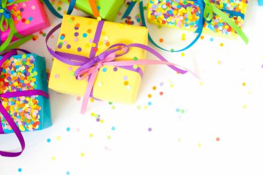 Renkli hediye kutuları renkli şeritler. Beyaz arka plan. Noel veya doğum günü için hediyeler.