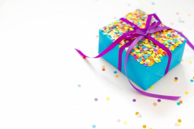 Renkli hediye kutuları renkli şeritler. Beyaz arka plan. Noel veya doğum günü için hediyeler.