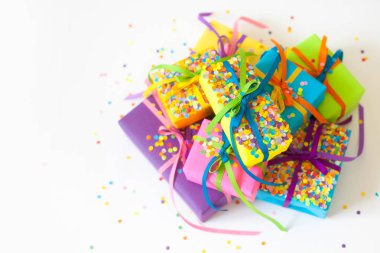 Renkli hediye kutuları renkli şeritler. Beyaz arka plan. Noel veya doğum günü için hediyeler.