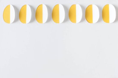 Paskalya yumurtaları ile kağıt kartı. Beyaz backgraund.