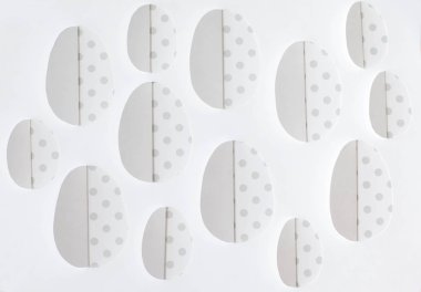 Paskalya yumurtaları ile kağıt kartı. Beyaz backgraund.