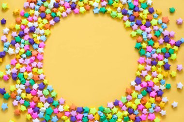 Renkli yıldız. Sarı arka plan.