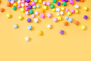 Renkli yıldız. Sarı arka plan.