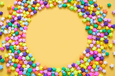 Renkli yıldız. Sarı arka plan.