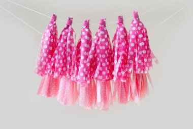 Renkli Püskül Garland. Dekorasyon doğum günü için.