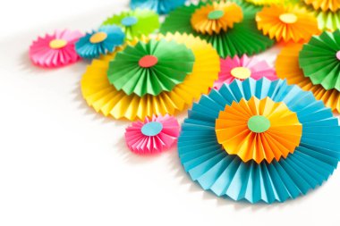 Renkli parlak kağıt rozet. Bir parti için dekorasyon.