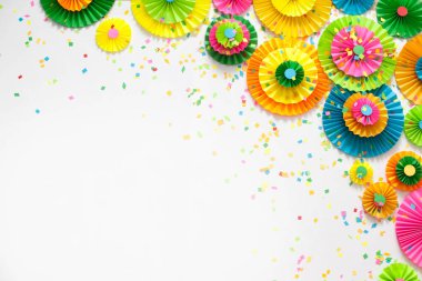 Renkli parlak kağıt rozet. Bir parti için dekorasyon.