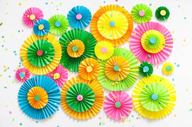 Renkli parlak kağıt rozet. Bir parti için dekorasyon.