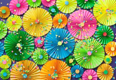 Renkli parlak kağıt rozet. Bir parti için dekorasyon.