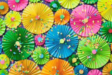 Renkli parlak kağıt rozet. Bir parti için dekorasyon.