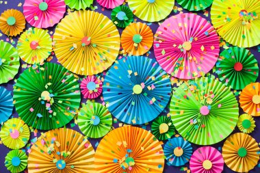 Renkli parlak kağıt rozet. Bir parti için dekorasyon.