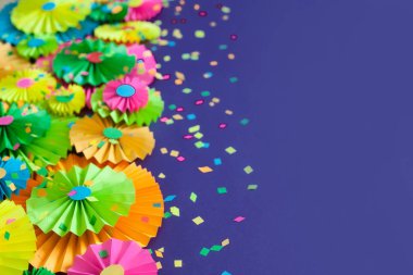 Renkli parlak kağıt rozet. Bir parti için dekorasyon.