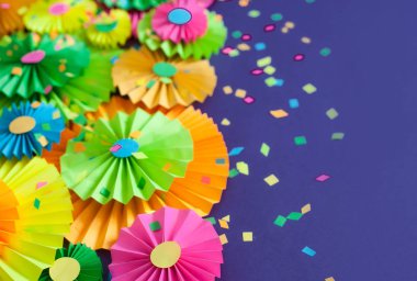 Renkli parlak kağıt rozet. Bir parti için dekorasyon.