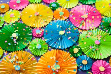 Renkli parlak kağıt rozet. Bir parti için dekorasyon.