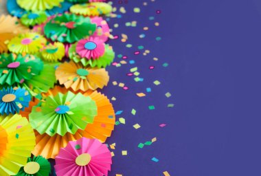 Renkli parlak kağıt rozet. Bir parti için dekorasyon.