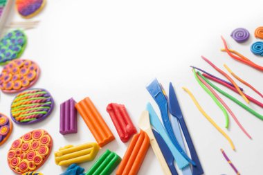 Renkli Paskalya yumurtaları. Renk hamuru. Beyaz arka plan.