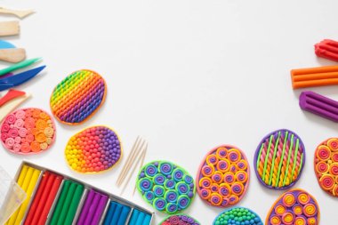 Renkli Paskalya yumurtaları. Renk hamuru. Beyaz arka plan.