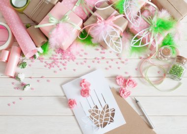 Pembe hediye kutuları. Tüyler, rhinestones, çiçek ve scrapbooking.