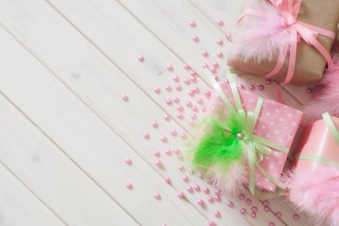 Pembe hediye kutuları. Tüyler, rhinestones, çiçek ve scrapbooking.
