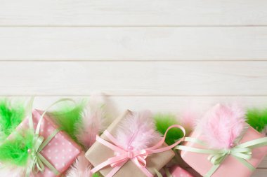 Pembe hediye kutuları. Tüyler, rhinestones, çiçek ve scrapbooking.