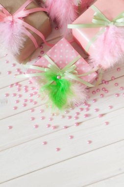 Pembe hediye kutuları. Tüyler, rhinestones, çiçek ve scrapbooking.