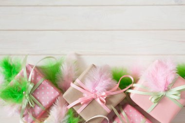 Pembe hediye kutuları. Tüyler, rhinestones, çiçek ve scrapbooking.