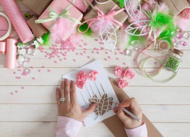 Pembe hediye kutuları. Tüyler, rhinestones, çiçek ve scrapbooking.