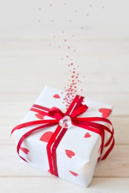 Hediye kutusu yürekleri. Kırmızı gül. Beyaz arka plan.