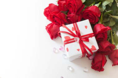 Hediye kutusu yürekleri. Kırmızı gül. Beyaz arka plan.