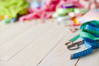 Beyaz bir arka plan üzerinde renkli kumaş Rulolar. Bir tabak üzerinde renkli iplik ile Makaralar. Beyaz arka plan. Yukarıdan görüntüle.