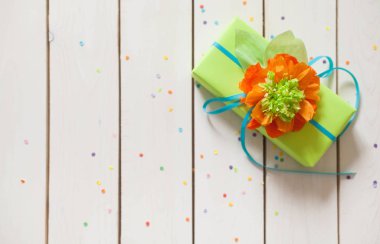 Çiçekler kağıttan yapılmış. Beyaz tahta arka plan.