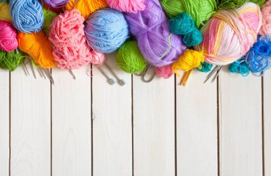 Renkli iplik topları. Gökkuşağı renkleri. Örgü örmek için iplik. İplik derileri.