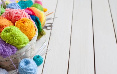 Renkli iplik topları. Gökkuşağı renkleri. Örgü örmek için iplik. İplik derileri.
