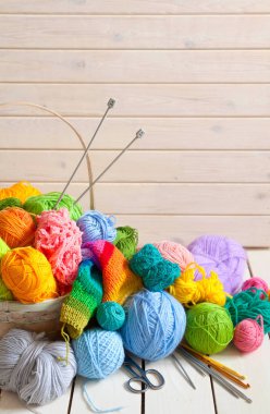 Renkli iplik topları. Gökkuşağı renkleri. Örgü örmek için iplik. İplik derileri.