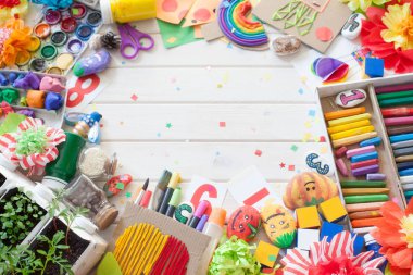 Çocukların yaratıcılık için malzemeler. Çizimler, hamuru, el sanatları.