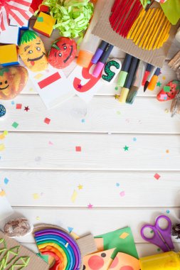Çocukların yaratıcılık için malzemeler. Çizimler, hamuru, el sanatları.