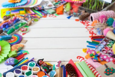 Çocukların yaratıcılık için malzemeler. Çizimler, hamuru, el sanatları.