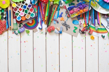 Çocukların yaratıcılık için malzemeler. Çizimler, hamuru, el sanatları.