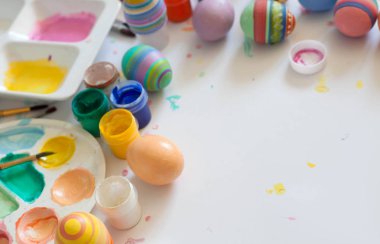 Ahşap tahta arka plan ile yer üzerinde pastel renkli Paskalya yumurtaları.