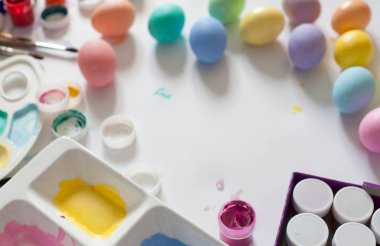 Ahşap tahta arka plan ile yer üzerinde pastel renkli Paskalya yumurtaları.