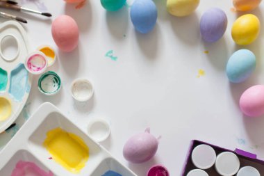 Ahşap tahta arka plan ile yer üzerinde pastel renkli Paskalya yumurtaları.