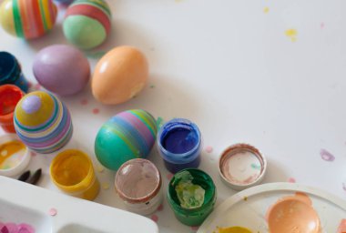 Ahşap tahta arka plan ile yer üzerinde pastel renkli Paskalya yumurtaları.