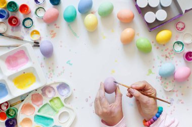 Yumurta boyama kadın