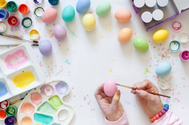 Yumurta boyama kadın