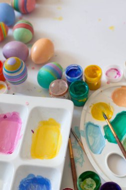 Ahşap tahta arka plan ile yer üzerinde pastel renkli Paskalya yumurtaları.