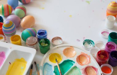 Ahşap tahta arka plan ile yer üzerinde pastel renkli Paskalya yumurtaları.