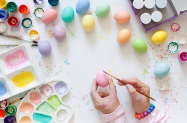 Yumurta boyama kadın