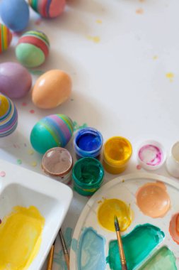 Ahşap tahta arka plan ile yer üzerinde pastel renkli Paskalya yumurtaları.